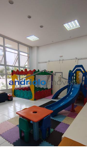 Este amplo apartamento residencial de 110m² oferece uma planta bem distribuída e ambientes aconchegantes, ideal para quem busca morar em um condomínio completo.
3 dormitórios, sendo 1 suíte
2 salas amplas (estar e jantar)
Varanda gourmet com churrasqueira a carvão
Cozinha com armários planejados
Área de serviço
Dependência de empregada com WC
Lavabo
Armários embutidos
4 banheiros no total
2 vagas de garagem cobertas + depósito no subsolo

Estrutura do condomínio:

Condomínio fechado com portaria 24h e segurança patrimonial
Piscina
Academia (sala de ginástica)
Quadra poliesportiva
Pista de cooper
Salão de festas
Salão de jogos
Sauna
Localização privilegiada:

Próximo a escolas e comercios