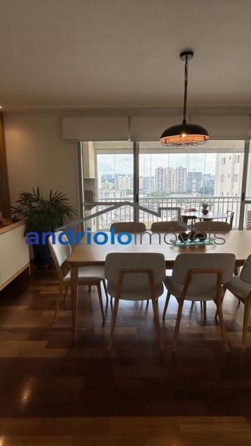 Apartamento à venda com 121m², localizado na Rua Carreiro de Pedra, nº 111, em condomínio fechado com excelente infraestrutura e segurança.

O imóvel conta com 3 dormitórios, sendo 1 suíte, 4 banheiros, lavabo, 2 salas amplas, cozinha com armários, área de serviço, escritório e ar-condicionado. Possui armários embutidos, varanda, sacada e um excelente terraço gourmet com churrasqueira, ideal para receber amigos e família.

O condomínio oferece lazer completo, com portaria 24h, segurança patrimonial, piscina, academia, salão de festas, salão de jogos, sauna, playground e quadra poliesportiva. Torre com 23 andares, sendo 4 unidades por andar. Conta ainda com 2 vagas de garagem cobertas.

Localização privilegiada, próxima a shoppings, escolas, transporte público e principais vias de acesso, proporcionando comodidade e fácil deslocamento.

Aceita financiamento e uso de FGTS.