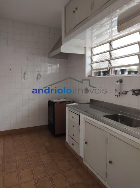 Localizada na Rua Vicente Leporace, esta ampla residência de 578m² oferece conforto e espaço ao ar livre repleto de verde. O imóvel conta com 5 dormitórios, sendo 2 suítes, além de 2 banheiros adicionais. Possui 3 salas espaçosas, uma sala de jantar e um escritório. A casa inclui uma área de serviço, armários embutidos e de cozinha, closet, despensa e uma entrada de serviço independente. Há também um dormitório de empregada e uma edícula.

No exterior, você encontrará um belo jardim e 4 vagas de garagem cobertas. O imóvel é equipado com ar condicionado e lavabo. Aceita financiamento e FGTS. Para mais informações e agendamento de visita, entre em contato conosco!