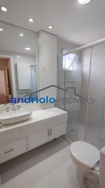 Apartamento residencial de alto padrão com 154m², localizado na Rua Carreiro de Pedra, nº 111. O imóvel conta com 3 suítes, 5 banheiros, 2 salas amplas, lavabo, cozinha planejada, área de serviço, escritório amplo e dependência com WC de empregada. Possui armários embutidos, closet, varanda e um agradável terraço gourmet com churrasqueira, ideal para receber.

O condomínio é completo e oferece infraestrutura de lazer e segurança, com portaria 24h, segurança patrimonial, piscina, academia, salão de festas, salão de jogos, sauna, playground e quadra poliesportiva. Conta ainda com elevador, gerador, interfone e garagem com 2 vagas cobertas.

Localização privilegiada, próxima a shoppings, escolas, transporte público e principais vias de acesso, facilitando o dia a dia. Região valorizada e com ampla oferta de comércios e serviços. 