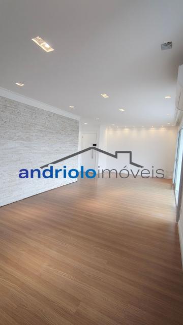  Apartamento residencial com 121m², localizado na Rua Carreiro de Pedra, nº 111, em condomínio completo e com excelente infraestrutura. O imóvel conta com 3 dormitórios, sendo 1 suíte, 3 banheiros, lavabo, 2 salas amplas, cozinha com armários, área de serviço. Possui armários embutidos, closet e um agradável terraço gourmet com churrasqueira.Ar condicionado na suite e sala.

O condomínio oferece lazer e segurança, com portaria, segurança patrimonial, piscina, academia, salão de festas, salão de jogos, sauna, playground e quadra poliesportiva. Conta ainda com gerador e 2 vagas de garagem cobertas rotativas.

Localização privilegiada, próxima a comércios, escolas, transporte público e principais vias de acesso, proporcionando praticidade e qualidade de vida.