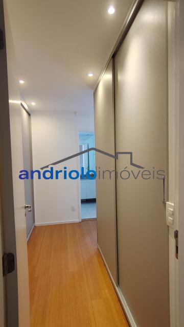  Apartamento residencial com 121m², localizado na Rua Carreiro de Pedra, nº 111, em condomínio completo e com excelente infraestrutura. O imóvel conta com 3 dormitórios, sendo 1 suíte, 3 banheiros, lavabo, 2 salas amplas, cozinha com armários, área de serviço. Possui armários embutidos, closet e um agradável terraço gourmet com churrasqueira.Ar condicionado na suite e sala.

O condomínio oferece lazer e segurança, com portaria, segurança patrimonial, piscina, academia, salão de festas, salão de jogos, sauna, playground e quadra poliesportiva. Conta ainda com gerador e 2 vagas de garagem cobertas rotativas.

Localização privilegiada, próxima a comércios, escolas, transporte público e principais vias de acesso, proporcionando praticidade e qualidade de vida.