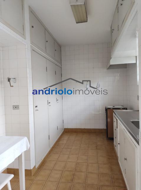 Localizada na Rua Vicente Leporace, esta ampla residência de 578m² oferece conforto e espaço ao ar livre repleto de verde. O imóvel conta com 5 dormitórios, sendo 2 suítes, além de 2 banheiros adicionais. Possui 3 salas espaçosas, uma sala de jantar e um escritório. A casa inclui uma área de serviço, armários embutidos e de cozinha, closet, despensa e uma entrada de serviço independente. Há também um dormitório de empregada e uma edícula.

No exterior, você encontrará um belo jardim e 4 vagas de garagem cobertas. O imóvel é equipado com ar condicionado e lavabo. Aceita financiamento e FGTS. Para mais informações e agendamento de visita, entre em contato conosco!