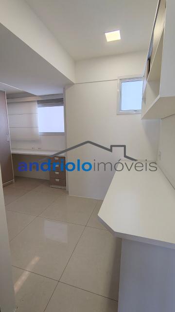 Apartamento residencial de alto padrão com 154m², localizado na Rua Carreiro de Pedra, nº 111. O imóvel conta com 3 suítes, 5 banheiros, 2 salas amplas, lavabo, cozinha planejada, área de serviço, escritório amplo e dependência com WC de empregada. Possui armários embutidos, closet, varanda e um agradável terraço gourmet com churrasqueira, ideal para receber.

O condomínio é completo e oferece infraestrutura de lazer e segurança, com portaria 24h, segurança patrimonial, piscina, academia, salão de festas, salão de jogos, sauna, playground e quadra poliesportiva. Conta ainda com elevador, gerador, interfone e garagem com 2 vagas cobertas.

Localização privilegiada, próxima a shoppings, escolas, transporte público e principais vias de acesso, facilitando o dia a dia. Região valorizada e com ampla oferta de comércios e serviços. 