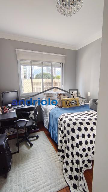APARTAMENTO RESIDENCIAL 138m²  
Se você procura conforto e praticidade, este apartamento é a escolha ideal! Com 3 suítes, o imóvel é repleto de armários planejados, acabamentos de otima qualidade. Localizado em um condomínio clube, próximo à estação de metro Alto da Boa Vista, com fácil acesso às principais avenidas da região. Características do Imóvel: 3 suítes, area de serviço com armários planejados, Cozinha equipada com armários planejados e geladeira, Dormitórios com armários embutidos, Terraço Gourmet com churrasqueira, Depósito no subsolo, Sala de jantar e estar aconchegantes, Ar condicionado para maior conforto, Lavabo, 2 vagas de garagem cobertas Área Comum do Condomínio: Duas piscinas sendo uma aquecida, Playground para as crianças, Quadra poliesportiva, Sala de ginástica, Segurança patrimonial 24h, Salão de festas e salão de jogos, Sauna.