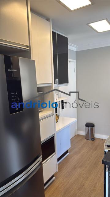 Excelente apartamento em condomínio fechado, com localização privilegiada, próximo a shopping centers, escolas e principais vias de acesso.

Destaques do imóvel:

2 dormitórios, sendo 2 suítes

3 banheiros

2 salas (estar e jantar)

Lavabo

Cozinha planejada com armários

Área de serviço

Varanda e terraço gourmet com churrasqueira

Closet e armários embutidos

Ar-condicionado

2 vagas cobertas de garagem (rotativas)

Sacada ampla e arejada

Lazer e infraestrutura do condomínio:

Piscina, sauna e salão de festas

Churrasqueira e espaço gourmet

Quadra poliesportiva, sala de ginástica e salão de jogos

Portaria 24h e segurança patrimonial

Elevador, gerador, interfone

Ambiente familiar e seguro

Condomínio com 23 andares e apenas 4 apartamentos por andar, garantindo privacidade e conforto.

Agende sua visita e venha conhecer seu novo lar!