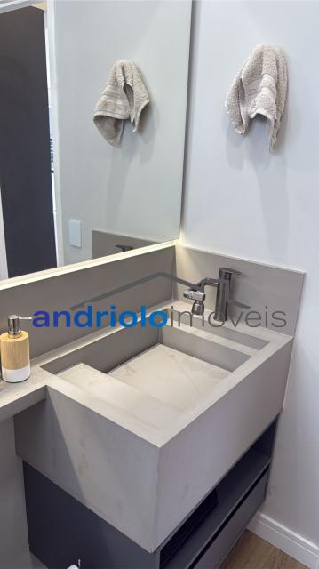 Excelente apartamento em condomínio fechado, com localização privilegiada, próximo a shopping centers, escolas e principais vias de acesso.

Destaques do imóvel:

2 dormitórios, sendo 2 suítes

3 banheiros

2 salas (estar e jantar)

Lavabo

Cozinha planejada com armários

Área de serviço

Varanda e terraço gourmet com churrasqueira

Closet e armários embutidos

Ar-condicionado

2 vagas cobertas de garagem (rotativas)

Sacada ampla e arejada

Lazer e infraestrutura do condomínio:

Piscina, sauna e salão de festas

Churrasqueira e espaço gourmet

Quadra poliesportiva, sala de ginástica e salão de jogos

Portaria 24h e segurança patrimonial

Elevador, gerador, interfone

Ambiente familiar e seguro

Condomínio com 23 andares e apenas 4 apartamentos por andar, garantindo privacidade e conforto.

Agende sua visita e venha conhecer seu novo lar!