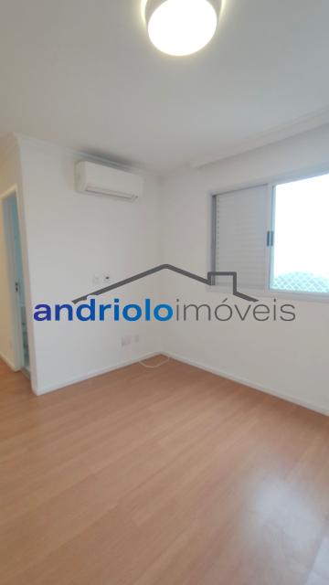  Apartamento residencial com 121m², localizado na Rua Carreiro de Pedra, nº 111, em condomínio completo e com excelente infraestrutura. O imóvel conta com 3 dormitórios, sendo 1 suíte, 3 banheiros, lavabo, 2 salas amplas, cozinha com armários, área de serviço. Possui armários embutidos, closet e um agradável terraço gourmet com churrasqueira.Ar condicionado na suite e sala.

O condomínio oferece lazer e segurança, com portaria, segurança patrimonial, piscina, academia, salão de festas, salão de jogos, sauna, playground e quadra poliesportiva. Conta ainda com gerador e 2 vagas de garagem cobertas rotativas.

Localização privilegiada, próxima a comércios, escolas, transporte público e principais vias de acesso, proporcionando praticidade e qualidade de vida.
