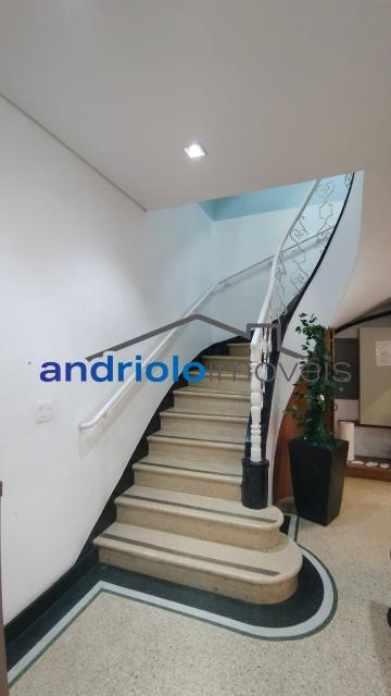 Excelente imóvel comercial, ideal para escritórios, clínicas, consultórios, empresas, escolas, cursos ou outros segmentos que necessitem de vários ambientes e ótima estrutura.
PISO TÉRREO:
Ampla recepção;
3 salas;
Banheiros;
2 copas;
1 sala ampla;
Quintal;
Entrada lateral;
Entrada de serviço independente.
ANDAR SUPERIOR:
3 salas com pias, ideais para consultórios, salas de atendimento ou atividades que necessitem de ponto de água;
Banheiro feminino;
Banheiro masculino;
Mais 7 salas, proporcionando diversas possibilidades de utilização.

DIFERENCIAIS:
3 vagas de garagem;
estrutura de Ar-condicionado;
Copa e cozinha;
Escritório;
Interfone;
Entrada lateral;
Entrada de serviço independente;
Quintal;
Próximo a transporte público.
Um imóvel com excelente estrutura e grande versatilidade, pronto para atender diferentes tipos de atividades comerciais.

Entre em contato para mais informações e agende uma visita!