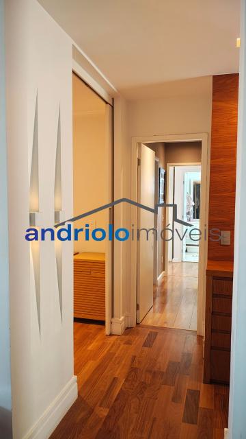 Este belíssimo apartamento residencial de 154m² oferece ambientes amplos, bem distribuídos e infraestrutura completa para toda a família.
O imóvel conta com 4 dormitórios, sendo 3 suítes. Um dos dormitórios foi adaptado para uma aconchegante sala de TV ou ate mesmo para receber visitas, proporcionando ainda mais conforto e versatilidade aos ambientes. Possui amplo closet, lavabo, 5 banheiros, sala de jantar e uma maravilhosa varanda gourmet com churrasqueira a carvão, ideal para receber amigos e familiares.
Conta ainda com ar-condicionado de primeira linha, recentemente substituído, garantindo maior eficiência, conforto térmico e modernidade ao imóvel. Além disso, possui armários embutidos, armários de cozinha, área de serviço, WC de empregada, cozinha funcional.
O condomínio oferece lazer completo, segurança e comodidade para toda a família:
O imóvel possui 2 vagas cobertas de garagem, com fácil acesso às principais vias da região, próximo a shopping centers, escolas e transporte 