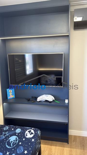 Excelente apartamento em condomínio fechado, com localização privilegiada, próximo a shopping centers, escolas e principais vias de acesso.

Destaques do imóvel:

2 dormitórios, sendo 2 suítes

3 banheiros

2 salas (estar e jantar)

Lavabo

Cozinha planejada com armários

Área de serviço

Varanda e terraço gourmet com churrasqueira

Closet e armários embutidos

Ar-condicionado

2 vagas cobertas de garagem (rotativas)

Sacada ampla e arejada

Lazer e infraestrutura do condomínio:

Piscina, sauna e salão de festas

Churrasqueira e espaço gourmet

Quadra poliesportiva, sala de ginástica e salão de jogos

Portaria 24h e segurança patrimonial

Elevador, gerador, interfone

Ambiente familiar e seguro

Condomínio com 23 andares e apenas 4 apartamentos por andar, garantindo privacidade e conforto.

Agende sua visita e venha conhecer seu novo lar!