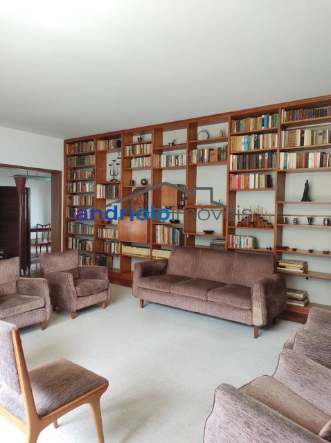 Localizada na Rua Vicente Leporace, esta ampla residência de 578m² oferece conforto e espaço ao ar livre repleto de verde. O imóvel conta com 5 dormitórios, sendo 2 suítes, além de 2 banheiros adicionais. Possui 3 salas espaçosas, uma sala de jantar e um escritório. A casa inclui uma área de serviço, armários embutidos e de cozinha, closet, despensa e uma entrada de serviço independente. Há também um dormitório de empregada e uma edícula.

No exterior, você encontrará um belo jardim e 4 vagas de garagem cobertas. O imóvel é equipado com ar condicionado e lavabo. Aceita financiamento e FGTS. Para mais informações e agendamento de visita, entre em contato conosco!