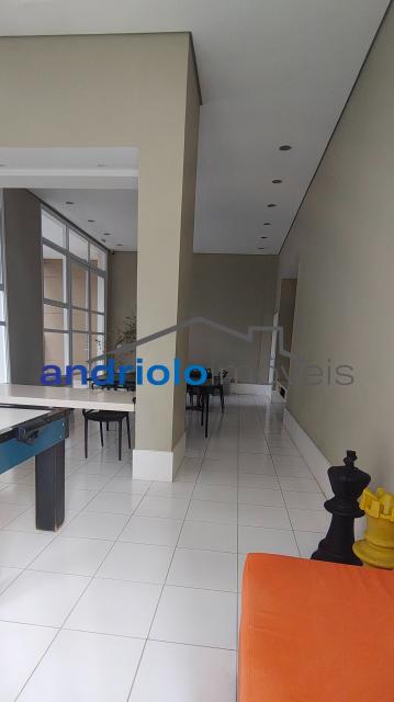 Este amplo apartamento residencial de 110m² oferece uma planta bem distribuída e ambientes aconchegantes, ideal para quem busca morar em um condomínio completo.
3 dormitórios, sendo 1 suíte
2 salas amplas (estar e jantar)
Varanda gourmet com churrasqueira a carvão
Cozinha com armários planejados
Área de serviço
Dependência de empregada com WC
Lavabo
Armários embutidos
4 banheiros no total
2 vagas de garagem cobertas + depósito no subsolo

Estrutura do condomínio:

Condomínio fechado com portaria 24h e segurança patrimonial
Piscina
Academia (sala de ginástica)
Quadra poliesportiva
Pista de cooper
Salão de festas
Salão de jogos
Sauna
Localização privilegiada:

Próximo a escolas e comercios