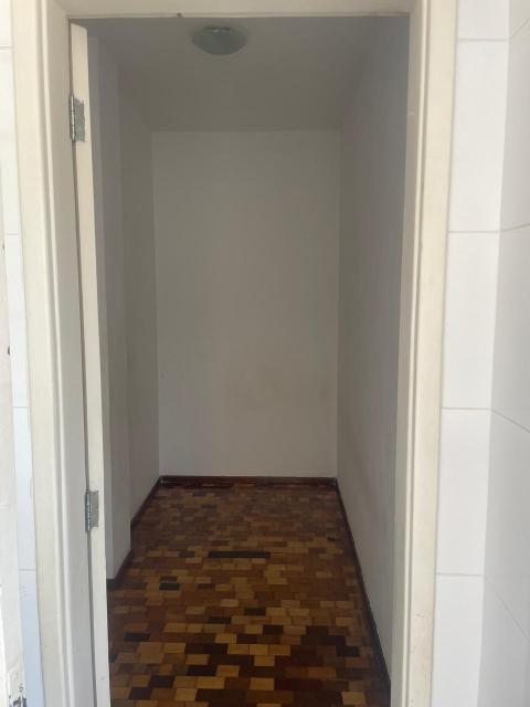 Excelente apartamento localizado no Centro de Santo André com uma área total de 98,00m2 com posto por sala living, dois dormitórios com armários embutidos, banheiro com box em Blindex, cozinha com pia em inox, área de serviços, quarto de empregada  e banheiro de empregada e uma vaga de garagem