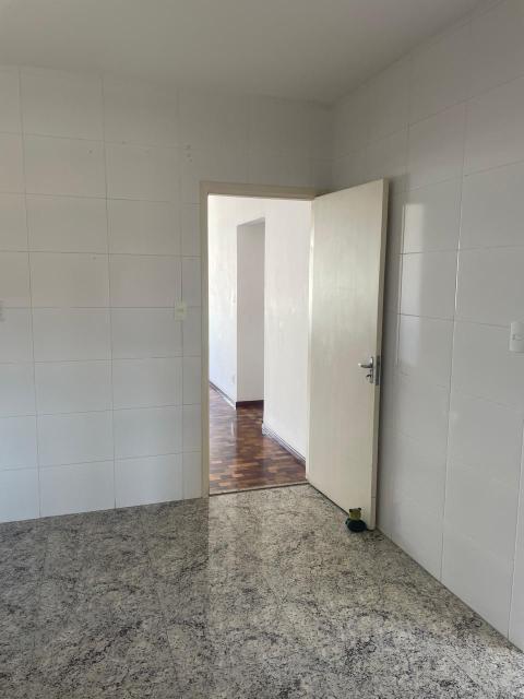 Excelente apartamento localizado no Centro de Santo André com uma área total de 98,00m2 com posto por sala living, dois dormitórios com armários embutidos, banheiro com box em Blindex, cozinha com pia em inox, área de serviços, quarto de empregada  e banheiro de empregada e uma vaga de garagem