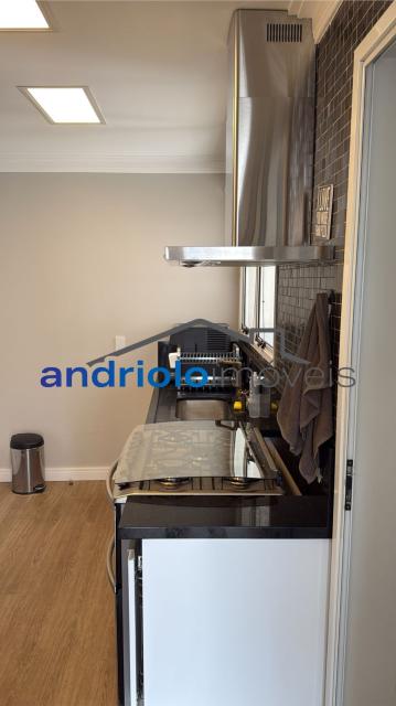 Excelente apartamento em condomínio fechado, com localização privilegiada, próximo a shopping centers, escolas e principais vias de acesso.

Destaques do imóvel:

2 dormitórios, sendo 2 suítes

3 banheiros

2 salas (estar e jantar)

Lavabo

Cozinha planejada com armários

Área de serviço

Varanda e terraço gourmet com churrasqueira

Closet e armários embutidos

Ar-condicionado

2 vagas cobertas de garagem (rotativas)

Sacada ampla e arejada

Lazer e infraestrutura do condomínio:

Piscina, sauna e salão de festas

Churrasqueira e espaço gourmet

Quadra poliesportiva, sala de ginástica e salão de jogos

Portaria 24h e segurança patrimonial

Elevador, gerador, interfone

Ambiente familiar e seguro

Condomínio com 23 andares e apenas 4 apartamentos por andar, garantindo privacidade e conforto.

Agende sua visita e venha conhecer seu novo lar!