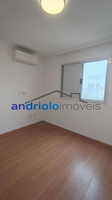  Apartamento residencial com 121m², localizado na Rua Carreiro de Pedra, nº 111, em condomínio completo e com excelente infraestrutura. O imóvel conta com 3 dormitórios, sendo 1 suíte, 3 banheiros, lavabo, 2 salas amplas, cozinha com armários, área de serviço. Possui armários embutidos, closet e um agradável terraço gourmet com churrasqueira.Ar condicionado na suite e sala.

O condomínio oferece lazer e segurança, com portaria, segurança patrimonial, piscina, academia, salão de festas, salão de jogos, sauna, playground e quadra poliesportiva. Conta ainda com gerador e 2 vagas de garagem cobertas rotativas.

Localização privilegiada, próxima a comércios, escolas, transporte público e principais vias de acesso, proporcionando praticidade e qualidade de vida.