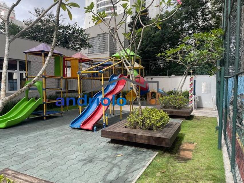 Apartamento sofisticado e mobiliado com requinte em condomínio fechado, ideal para quem busca conforto, praticidade e excelente localização. Com ambientes amplos, modernos e muito bem distribuídos, o imóvel oferece varanda gourmet , churrasqueira a carvão, terraço gourmet e ar-condicionado na varanda, sala e suite.
São 3 dormitórios, todos suítes, além de closet, escritório, lavabo, ampla sala de jantar e estar aconchegantes para receber familiares e amigos com muito estilo. A cozinha conta com armários planejados, área de serviço funcional.
O apartamento possui 2 vagas cobertas, depósito no subsolo e está localizado em andar alto.
O condomínio oferece infraestrutura completa com portaria 24 horas, piscina, sauna, salão de festas, salão de jogos, quadra poliesportiva, enfim lazer completo.
Localização privilegiada, próximo a shopping centers, escolas, transporte público e importantes vias de acesso.