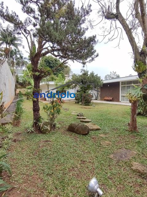 Localizada na Rua Vicente Leporace, esta ampla residência de 578m² oferece conforto e espaço ao ar livre repleto de verde. O imóvel conta com 5 dormitórios, sendo 2 suítes, além de 2 banheiros adicionais. Possui 3 salas espaçosas, uma sala de jantar e um escritório. A casa inclui uma área de serviço, armários embutidos e de cozinha, closet, despensa e uma entrada de serviço independente. Há também um dormitório de empregada e uma edícula.

No exterior, você encontrará um belo jardim e 4 vagas de garagem cobertas. O imóvel é equipado com ar condicionado e lavabo. Aceita financiamento e FGTS. Para mais informações e agendamento de visita, entre em contato conosco!