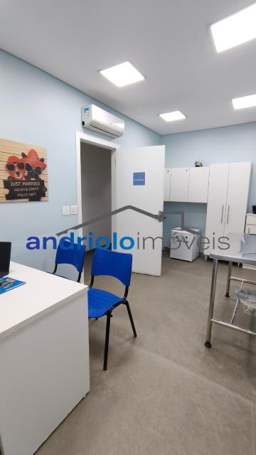 Excelente imóvel comercial, ideal para escritórios, clínicas, consultórios, empresas, escolas, cursos ou outros segmentos que necessitem de vários ambientes e ótima estrutura.
PISO TÉRREO:
Ampla recepção;
3 salas;
Banheiros;
2 copas;
1 sala ampla;
Quintal;
Entrada lateral;
Entrada de serviço independente.
ANDAR SUPERIOR:
3 salas com pias, ideais para consultórios, salas de atendimento ou atividades que necessitem de ponto de água;
Banheiro feminino;
Banheiro masculino;
Mais 7 salas, proporcionando diversas possibilidades de utilização.

DIFERENCIAIS:
3 vagas de garagem;
estrutura de Ar-condicionado;
Copa e cozinha;
Escritório;
Interfone;
Entrada lateral;
Entrada de serviço independente;
Quintal;
Próximo a transporte público.
Um imóvel com excelente estrutura e grande versatilidade, pronto para atender diferentes tipos de atividades comerciais.

Entre em contato para mais informações e agende uma visita!