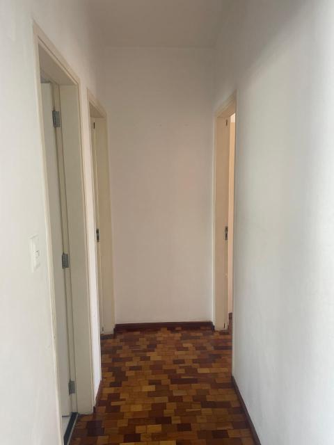 Excelente apartamento localizado no Centro de Santo André com uma área total de 98,00m2 com posto por sala living, dois dormitórios com armários embutidos, banheiro com box em Blindex, cozinha com pia em inox, área de serviços, quarto de empregada  e banheiro de empregada e uma vaga de garagem