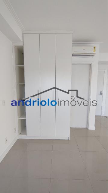 Studio moderno e bem localizado, ideal para quem busca praticidade e mobilidade na zona sul de São Paulo.

34m² bem distribuídos

Ambiente integrado

1 banheiro

1 vaga de garagem

Condomínio com:

Portaria 24h

Segurança

Vaga DE GARAGEM
Academia
Piscina
Lavanderia
Salão de festas
Sala Home office

Localização privilegiada:
? Próximo ao Shopping
? Próximo a escolas
? Fácil acesso ao transporte público e principais vias

Condições:
[inserir valor do aluguel, condomínio e IPTU se desejar]

Agende sua visita!