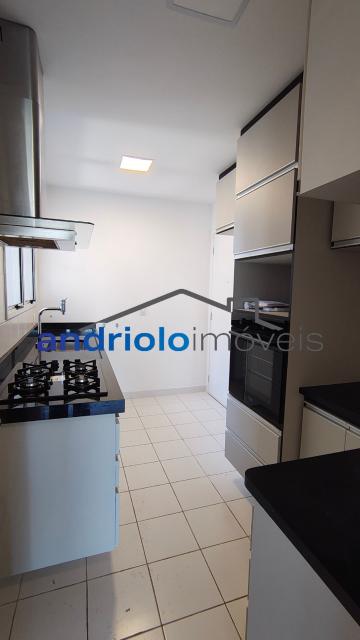  Apartamento residencial com 121m², localizado na Rua Carreiro de Pedra, nº 111, em condomínio completo e com excelente infraestrutura. O imóvel conta com 3 dormitórios, sendo 1 suíte, 3 banheiros, lavabo, 2 salas amplas, cozinha com armários, área de serviço. Possui armários embutidos, closet e um agradável terraço gourmet com churrasqueira.Ar condicionado na suite e sala.

O condomínio oferece lazer e segurança, com portaria, segurança patrimonial, piscina, academia, salão de festas, salão de jogos, sauna, playground e quadra poliesportiva. Conta ainda com gerador e 2 vagas de garagem cobertas rotativas.

Localização privilegiada, próxima a comércios, escolas, transporte público e principais vias de acesso, proporcionando praticidade e qualidade de vida.