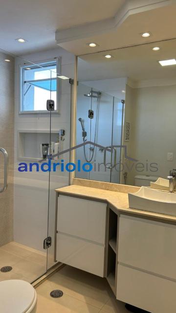 Apartamento à venda com 121m², localizado na Rua Carreiro de Pedra, nº 111, em condomínio fechado com excelente infraestrutura e segurança.

O imóvel conta com 3 dormitórios, sendo 1 suíte, 4 banheiros, lavabo, 2 salas amplas, cozinha com armários, área de serviço, escritório e ar-condicionado. Possui armários embutidos, varanda, sacada e um excelente terraço gourmet com churrasqueira, ideal para receber amigos e família.

O condomínio oferece lazer completo, com portaria 24h, segurança patrimonial, piscina, academia, salão de festas, salão de jogos, sauna, playground e quadra poliesportiva. Torre com 23 andares, sendo 4 unidades por andar. Conta ainda com 2 vagas de garagem cobertas.

Localização privilegiada, próxima a shoppings, escolas, transporte público e principais vias de acesso, proporcionando comodidade e fácil deslocamento.

Aceita financiamento e uso de FGTS.