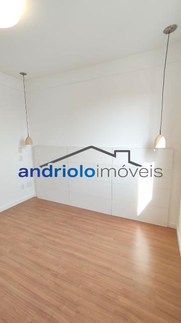 Apartamento residencial de alto padrão com 154m², localizado na Rua Carreiro de Pedra, nº 111. O imóvel conta com 3 suítes, 5 banheiros, 2 salas amplas, lavabo, cozinha planejada, área de serviço, escritório amplo e dependência com WC de empregada. Possui armários embutidos, closet, varanda e um agradável terraço gourmet com churrasqueira, ideal para receber.

O condomínio é completo e oferece infraestrutura de lazer e segurança, com portaria 24h, segurança patrimonial, piscina, academia, salão de festas, salão de jogos, sauna, playground e quadra poliesportiva. Conta ainda com elevador, gerador, interfone e garagem com 2 vagas cobertas.

Localização privilegiada, próxima a shoppings, escolas, transporte público e principais vias de acesso, facilitando o dia a dia. Região valorizada e com ampla oferta de comércios e serviços. 