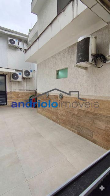 Excelente imóvel comercial, ideal para escritórios, clínicas, consultórios, empresas, escolas, cursos ou outros segmentos que necessitem de vários ambientes e ótima estrutura.
PISO TÉRREO:
Ampla recepção;
3 salas;
Banheiros;
2 copas;
1 sala ampla;
Quintal;
Entrada lateral;
Entrada de serviço independente.
ANDAR SUPERIOR:
3 salas com pias, ideais para consultórios, salas de atendimento ou atividades que necessitem de ponto de água;
Banheiro feminino;
Banheiro masculino;
Mais 7 salas, proporcionando diversas possibilidades de utilização.

DIFERENCIAIS:
3 vagas de garagem;
estrutura de Ar-condicionado;
Copa e cozinha;
Escritório;
Interfone;
Entrada lateral;
Entrada de serviço independente;
Quintal;
Próximo a transporte público.
Um imóvel com excelente estrutura e grande versatilidade, pronto para atender diferentes tipos de atividades comerciais.

Entre em contato para mais informações e agende uma visita!