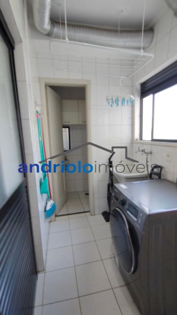 Excelente apartamento com 92,73 m² de área privativa e 53,41 m² de área comum, projetado para oferecer conforto, praticidade e qualidade de vida.

O imóvel conta com:

2 suítes;
2 salas amplas e bem iluminadas;
Varanda;
Sol da manhã em todo o apartamento;
1 vaga de garagem;
1 depósito privativo.

O condomínio oferece uma infraestrutura completa, com:

Piscina;
Salão de festas;
Academia.

Localizado em uma região privilegiada, o apartamento está próximo a comércios, restaurantes, supermercados e diversos serviços, proporcionando praticidade para o dia a dia e excelente mobilidade.

Uma ótima oportunidade para quem busca conforto, segurança e uma localização estratégica. Agende sua visita e venha conhecer este excelente imóvel!