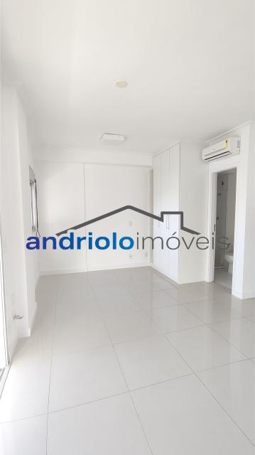 Studio moderno e bem localizado, ideal para quem busca praticidade e mobilidade na zona sul de São Paulo.

34m² bem distribuídos

Ambiente integrado

1 banheiro

1 vaga de garagem

Condomínio com:

Portaria 24h

Segurança

Vaga DE GARAGEM
Academia
Piscina
Lavanderia
Salão de festas
Sala Home office

Localização privilegiada:
? Próximo ao Shopping
? Próximo a escolas
? Fácil acesso ao transporte público e principais vias

Condições:
[inserir valor do aluguel, condomínio e IPTU se desejar]

Agende sua visita!