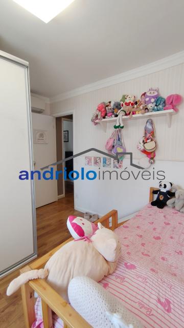 Este belíssimo apartamento residencial de 154m² oferece ambientes amplos, bem distribuídos e infraestrutura completa para toda a família.
O imóvel conta com 4 dormitórios, sendo 3 suítes. Um dos dormitórios foi adaptado para uma aconchegante sala de TV ou ate mesmo para receber visitas, proporcionando ainda mais conforto e versatilidade aos ambientes. Possui amplo closet, lavabo, 5 banheiros, sala de jantar e uma maravilhosa varanda gourmet com churrasqueira a carvão, ideal para receber amigos e familiares.
Conta ainda com ar-condicionado de primeira linha, recentemente substituído, garantindo maior eficiência, conforto térmico e modernidade ao imóvel. Além disso, possui armários embutidos, armários de cozinha, área de serviço, WC de empregada, cozinha funcional.
O condomínio oferece lazer completo, segurança e comodidade para toda a família:
O imóvel possui 2 vagas cobertas de garagem, com fácil acesso às principais vias da região, próximo a shopping centers, escolas e transporte 