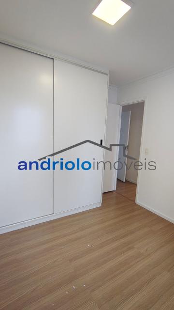  Apartamento residencial com 121m², localizado na Rua Carreiro de Pedra, nº 111, em condomínio completo e com excelente infraestrutura. O imóvel conta com 3 dormitórios, sendo 1 suíte, 3 banheiros, lavabo, 2 salas amplas, cozinha com armários, área de serviço. Possui armários embutidos, closet e um agradável terraço gourmet com churrasqueira.Ar condicionado na suite e sala.

O condomínio oferece lazer e segurança, com portaria, segurança patrimonial, piscina, academia, salão de festas, salão de jogos, sauna, playground e quadra poliesportiva. Conta ainda com gerador e 2 vagas de garagem cobertas rotativas.

Localização privilegiada, próxima a comércios, escolas, transporte público e principais vias de acesso, proporcionando praticidade e qualidade de vida.