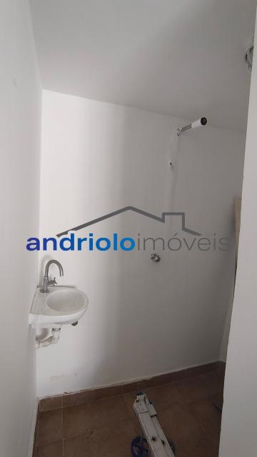Excelente casa residencial terrea com 109 m² de área construída, ideal para quem busca conforto, praticidade e ambientes bem distribuídos.
O imóvel conta com 2 suítes, além de lavabo, 2 salas amplas, sendo uma de estar e outra de jantar, e uma aconchegante lareira, perfeita para os dias mais frios.
A cozinha possui armários planejados, e os dormitórios contam com armários embutidos, oferecendo excelente aproveitamento dos espaços. A casa dispõe ainda de área de serviço, entrada de serviço independente, edícula e um agradável quintal com churrasqueira e fogão e forno a lenha, ideal para reunir familiares e amigos.
Comporta 2 vagas de garagem cobertas.
Localização privilegiada, com fácil acesso às principais vias da região e próximo ao transporte público.
