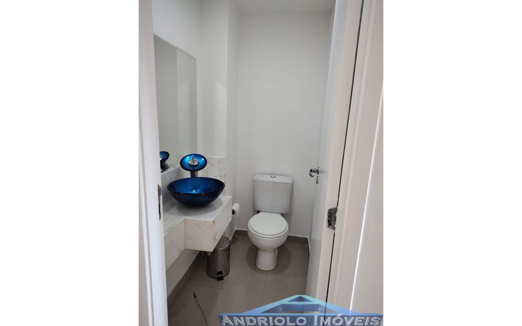  Apartamento residencial com 121m², localizado na Rua Carreiro de Pedra, nº 111, em condomínio completo e com excelente infraestrutura. O imóvel conta com 3 dormitórios, sendo 1 suíte, 3 banheiros, lavabo, 2 salas amplas, cozinha com armários, área de serviço. Possui armários embutidos, closet e um agradável terraço gourmet com churrasqueira.

O condomínio oferece lazer e segurança, com portaria, segurança patrimonial, piscina, academia, salão de festas, salão de jogos, sauna, playground e quadra poliesportiva. Conta ainda com gerador e 2 vagas de garagem cobertas rotativas.

Localização privilegiada, próxima a comércios, escolas, transporte público e principais vias de acesso, proporcionando praticidade e qualidade de vida.