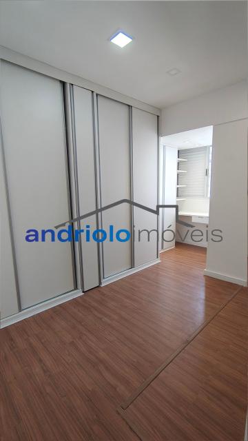 Apartamento residencial de alto padrão com 154m², localizado na Rua Carreiro de Pedra, nº 111. O imóvel conta com 3 suítes, 5 banheiros, 2 salas amplas, lavabo, cozinha planejada, área de serviço, escritório amplo e dependência com WC de empregada. Possui armários embutidos, closet, varanda e um agradável terraço gourmet com churrasqueira, ideal para receber.

O condomínio é completo e oferece infraestrutura de lazer e segurança, com portaria 24h, segurança patrimonial, piscina, academia, salão de festas, salão de jogos, sauna, playground e quadra poliesportiva. Conta ainda com elevador, gerador, interfone e garagem com 2 vagas cobertas.

Localização privilegiada, próxima a shoppings, escolas, transporte público e principais vias de acesso, facilitando o dia a dia. Região valorizada e com ampla oferta de comércios e serviços. 