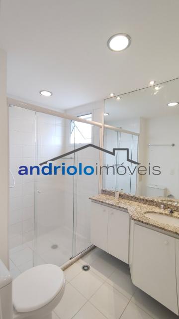  Apartamento residencial com 121m², localizado na Rua Carreiro de Pedra, nº 111, em condomínio completo e com excelente infraestrutura. O imóvel conta com 3 dormitórios, sendo 1 suíte, 3 banheiros, lavabo, 2 salas amplas, cozinha com armários, área de serviço. Possui armários embutidos, closet e um agradável terraço gourmet com churrasqueira.Ar condicionado na suite e sala.

O condomínio oferece lazer e segurança, com portaria, segurança patrimonial, piscina, academia, salão de festas, salão de jogos, sauna, playground e quadra poliesportiva. Conta ainda com gerador e 2 vagas de garagem cobertas rotativas.

Localização privilegiada, próxima a comércios, escolas, transporte público e principais vias de acesso, proporcionando praticidade e qualidade de vida.