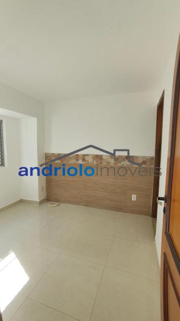 Excelente casa residencial terrea com 109 m² de área construída, ideal para quem busca conforto, praticidade e ambientes bem distribuídos.
O imóvel conta com 2 suítes, além de lavabo, 2 salas amplas, sendo uma de estar e outra de jantar, e uma aconchegante lareira, perfeita para os dias mais frios.
A cozinha possui armários planejados, e os dormitórios contam com armários embutidos, oferecendo excelente aproveitamento dos espaços. A casa dispõe ainda de área de serviço, entrada de serviço independente, edícula e um agradável quintal com churrasqueira e fogão e forno a lenha, ideal para reunir familiares e amigos.
Comporta 2 vagas de garagem cobertas.
Localização privilegiada, com fácil acesso às principais vias da região e próximo ao transporte público.

