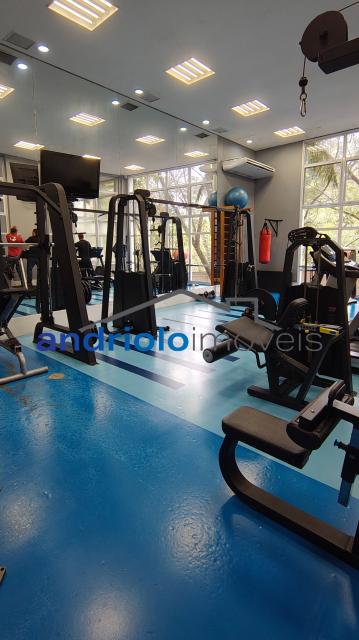 Este amplo apartamento residencial de 110m² oferece uma planta bem distribuída e ambientes aconchegantes, ideal para quem busca morar em um condomínio completo.
3 dormitórios, sendo 1 suíte
2 salas amplas (estar e jantar)
Varanda gourmet com churrasqueira a carvão
Cozinha com armários planejados
Área de serviço
Dependência de empregada com WC
Lavabo
Armários embutidos
4 banheiros no total
2 vagas de garagem cobertas + depósito no subsolo

Estrutura do condomínio:

Condomínio fechado com portaria 24h e segurança patrimonial
Piscina
Academia (sala de ginástica)
Quadra poliesportiva
Pista de cooper
Salão de festas
Salão de jogos
Sauna
Localização privilegiada:

Próximo a escolas e comercios