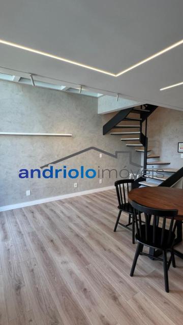 APARTAMENTO duplex de 50m², Perto de Shopping Center, Perto de escolas, Perto de transporte público, Perto de vias de acesso, Portaria 24h, apartamento mobiliado com sacada integrada a cozinha, armário de cozinha, armário embutido, 1 dormitório, 1 banheiro, sala, 1 vaga de garagem, ar condicionado, porta com senha eletrônica + fechadura tetra, geladeira com freezer, micro-ondas, forninho elétrico, cooktop 2 bocas, Filtro, tv de 65 polegadas novinha, Mesa em madeira com 4 cadeiras em madeira maciça, sofá cama novo sem uso, cortinas black out, tv de 42 polegadas no quarto, cama e colchão novos, ducha Deca, box em vidro. Area do condomínio: piscina, academia com aparelhos Life fitness, lavanderia coletiva, sauna, solariim e sala de yoga. Há serviço de arrumação todos os dias: louça lavada/ cama feita/ feita lixo/ varre o apto.( já está incluso no condomínio).