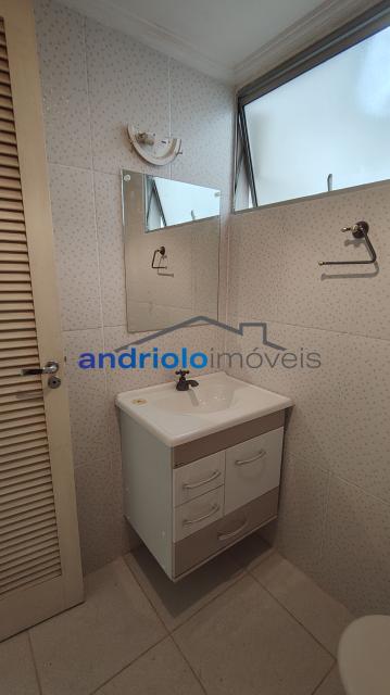 Oportunidad de viver em um apartamento de 78m² no Condomínio Praça das Samambaias. Este imóvel oferece 2 quartos e 1 vaga fixa. A sala foi ampliada para proporcionar um espaço ainda mais confortável. O apartamento possui armários na cozinha e em um dos dormitórios.

O condomínio é muito arborizado, oferecendo um ambiente tranquilo com o som de passarinhos e macaquinhos, proporcionando uma sensação de bem estar. Com apenas 4 andares, o condomínio conta com segurança e portaria 24h, além de uma rua tranquila com segurança adicional.

Área Comum do Condomínio: um salão de festas, quadra poliesportiva e playground

Localizado a apenas 500 metros da Rua Sócrates e Rua Molière, o imóvel tem fácil acesso às Avenidas Washington Luís e Marginal Pinheiros. A região oferece uma ampla oferta de comércio, facilitando o dia a dia.

Agende sua visita e descubra seu novo lar!