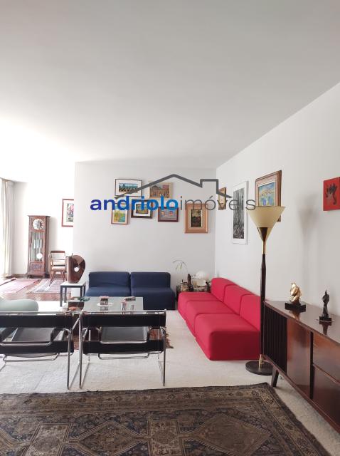 Localizada na Rua Vicente Leporace, esta ampla residência de 578m² oferece conforto e espaço ao ar livre repleto de verde. O imóvel conta com 5 dormitórios, sendo 2 suítes, além de 2 banheiros adicionais. Possui 3 salas espaçosas, uma sala de jantar e um escritório. A casa inclui uma área de serviço, armários embutidos e de cozinha, closet, despensa e uma entrada de serviço independente. Há também um dormitório de empregada e uma edícula.

No exterior, você encontrará um belo jardim e 4 vagas de garagem cobertas. O imóvel é equipado com ar condicionado e lavabo. Aceita financiamento e FGTS. Para mais informações e agendamento de visita, entre em contato conosco!