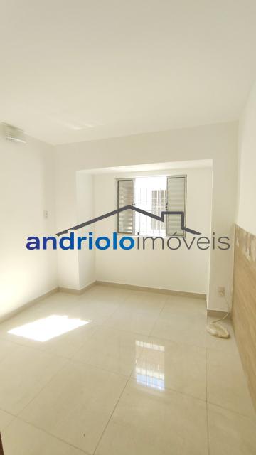 Excelente casa residencial terrea com 109 m² de área construída, ideal para quem busca conforto, praticidade e ambientes bem distribuídos.
O imóvel conta com 2 suítes, além de lavabo, 2 salas amplas, sendo uma de estar e outra de jantar, e uma aconchegante lareira, perfeita para os dias mais frios.
A cozinha possui armários planejados, e os dormitórios contam com armários embutidos, oferecendo excelente aproveitamento dos espaços. A casa dispõe ainda de área de serviço, entrada de serviço independente, edícula e um agradável quintal com churrasqueira e fogão e forno a lenha, ideal para reunir familiares e amigos.
Comporta 2 vagas de garagem cobertas.
Localização privilegiada, com fácil acesso às principais vias da região e próximo ao transporte público.
