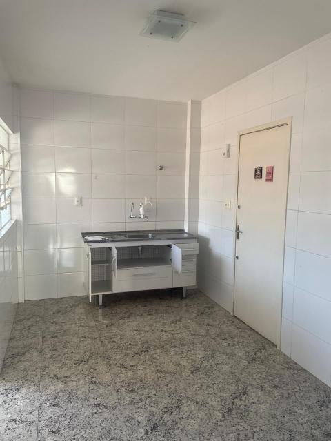 Excelente apartamento localizado no Centro de Santo André com uma área total de 98,00m2 com posto por sala living, dois dormitórios com armários embutidos, banheiro com box em Blindex, cozinha com pia em inox, área de serviços, quarto de empregada  e banheiro de empregada e uma vaga de garagem