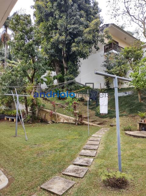 Localizada na Rua Vicente Leporace, esta ampla residência de 578m² oferece conforto e espaço ao ar livre repleto de verde. O imóvel conta com 5 dormitórios, sendo 2 suítes, além de 2 banheiros adicionais. Possui 3 salas espaçosas, uma sala de jantar e um escritório. A casa inclui uma área de serviço, armários embutidos e de cozinha, closet, despensa e uma entrada de serviço independente. Há também um dormitório de empregada e uma edícula.

No exterior, você encontrará um belo jardim e 4 vagas de garagem cobertas. O imóvel é equipado com ar condicionado e lavabo. Aceita financiamento e FGTS. Para mais informações e agendamento de visita, entre em contato conosco!