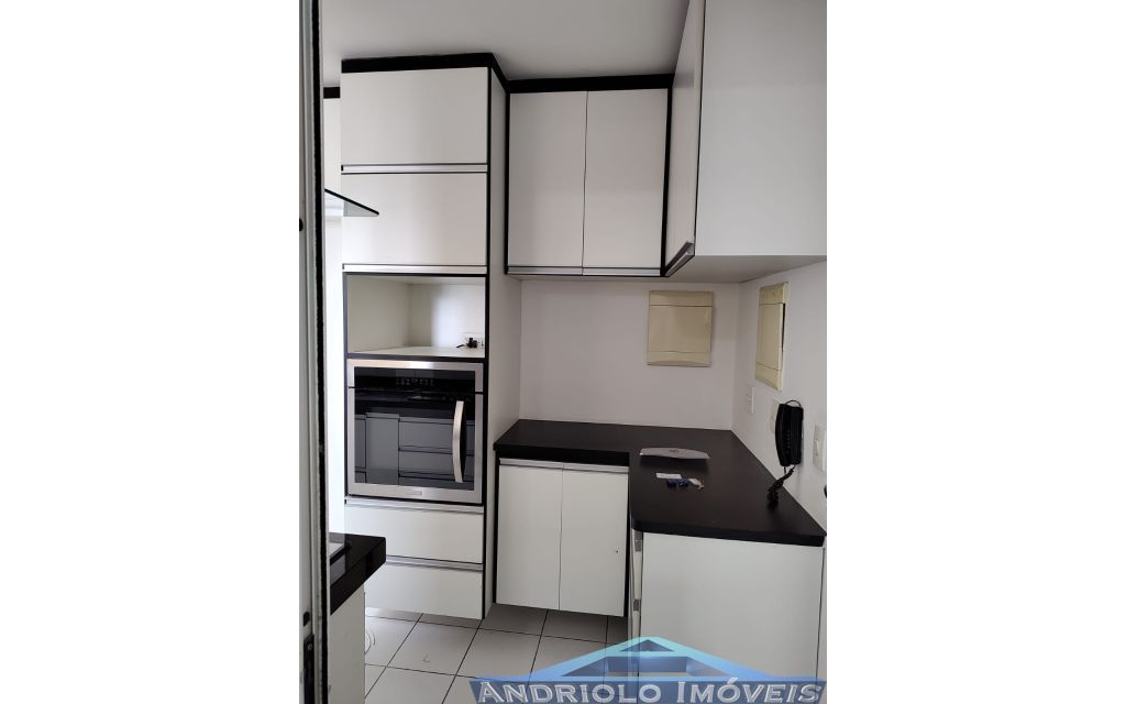  Apartamento residencial com 121m², localizado na Rua Carreiro de Pedra, nº 111, em condomínio completo e com excelente infraestrutura. O imóvel conta com 3 dormitórios, sendo 1 suíte, 3 banheiros, lavabo, 2 salas amplas, cozinha com armários, área de serviço. Possui armários embutidos, closet e um agradável terraço gourmet com churrasqueira.

O condomínio oferece lazer e segurança, com portaria, segurança patrimonial, piscina, academia, salão de festas, salão de jogos, sauna, playground e quadra poliesportiva. Conta ainda com gerador e 2 vagas de garagem cobertas rotativas.

Localização privilegiada, próxima a comércios, escolas, transporte público e principais vias de acesso, proporcionando praticidade e qualidade de vida.