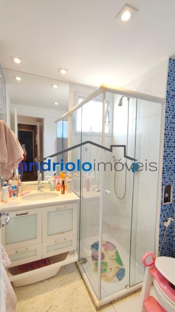 Este belíssimo apartamento residencial de 154m² oferece ambientes amplos, bem distribuídos e infraestrutura completa para toda a família.
O imóvel conta com 4 dormitórios, sendo 3 suítes. Um dos dormitórios foi adaptado para uma aconchegante sala de TV ou ate mesmo para receber visitas, proporcionando ainda mais conforto e versatilidade aos ambientes. Possui amplo closet, lavabo, 5 banheiros, sala de jantar e uma maravilhosa varanda gourmet com churrasqueira a carvão, ideal para receber amigos e familiares.
Conta ainda com ar-condicionado de primeira linha, recentemente substituído, garantindo maior eficiência, conforto térmico e modernidade ao imóvel. Além disso, possui armários embutidos, armários de cozinha, área de serviço, WC de empregada, cozinha funcional.
O condomínio oferece lazer completo, segurança e comodidade para toda a família:
O imóvel possui 2 vagas cobertas de garagem, com fácil acesso às principais vias da região, próximo a shopping centers, escolas e transporte 