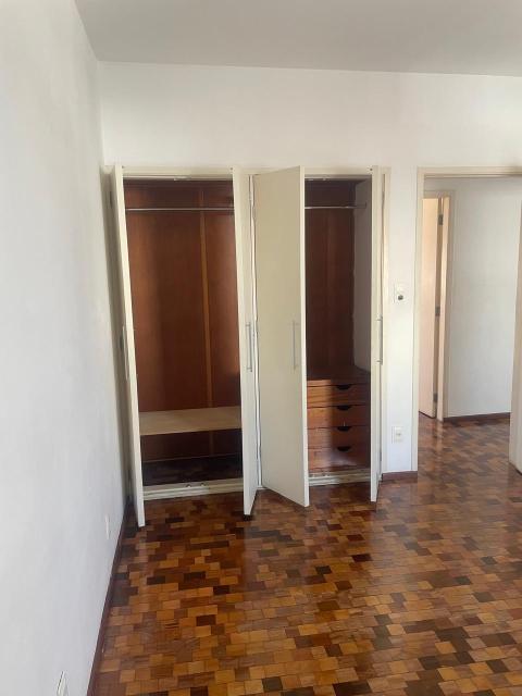 Excelente apartamento localizado no Centro de Santo André com uma área total de 98,00m2 com posto por sala living, dois dormitórios com armários embutidos, banheiro com box em Blindex, cozinha com pia em inox, área de serviços, quarto de empregada  e banheiro de empregada e uma vaga de garagem