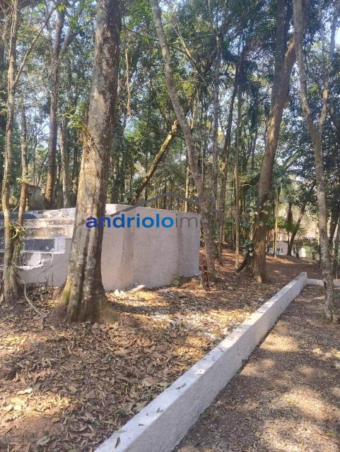 Desfrute do sossego e da tranquilidade nesta maravilhosa chácara, que oferece 600m² de construção em um terreno espaçoso de mais de 2500m². O imóvel conta com um quintal amplo e bem arborizado, ideal para quem aprecia um ambiente cercado pela natureza.

A chácara possui uma casa principal com 1 dormitório, 1 banheiro, cozinha, sala de jantar e estar. Dois amplos salões perfeitos para eventos e momentos de lazer com a família e amigos. Área externa é equipada com uma churrasqueira, ideal para confraternizações ao ar livre, sauna, adega, capela, oficina, e ainda conta com 4 chales com 1 dormitório, banheiro e salamandra. 

Se você está procurando um lugar para morar ouvindo o canto dos pássaros e imerso em verde, esta é a escolha perfeita. Agende sua visita e descubra a serenidade desta chácara. 